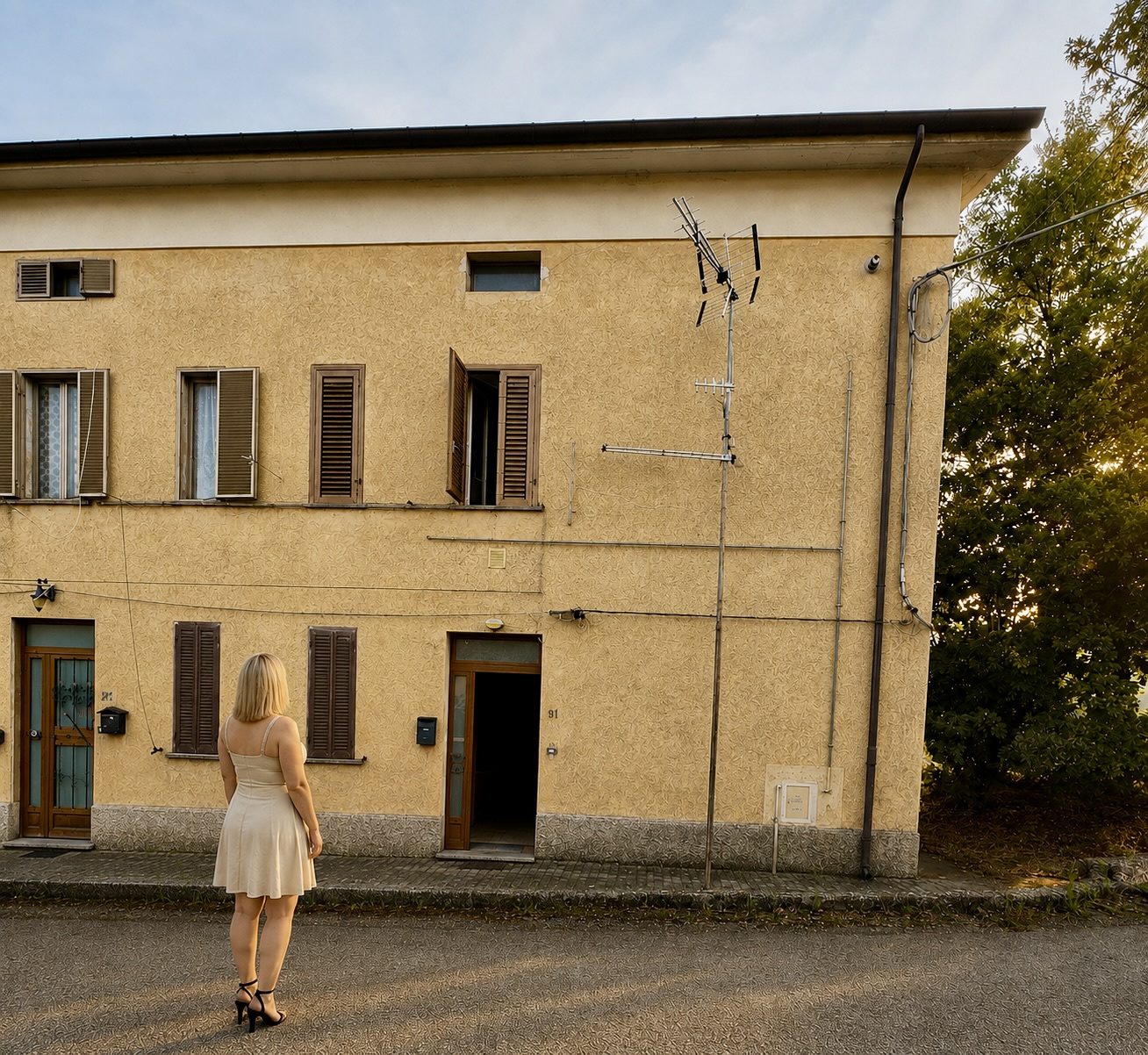 Una figura di spalle osserva l'esterno della casa di Filignano